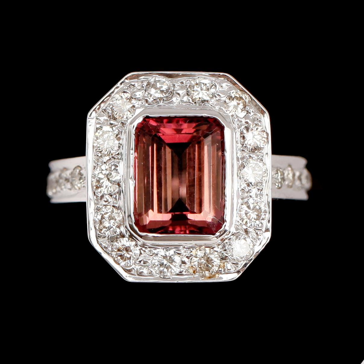 RING, 18 k vitguld, rosa turmalin ca 4,0 ct, briljantslipade diamanter ca 1,0 ct.
