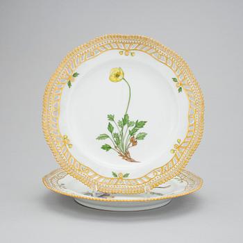 A set of 8 Royal Copenhagen 'Flora Danica' dessert dishes, Denmark, 20th Century.