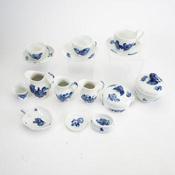 Service "Blå blomst" 74 dl Royal Copenhagen Denmark 1900s porcelain.