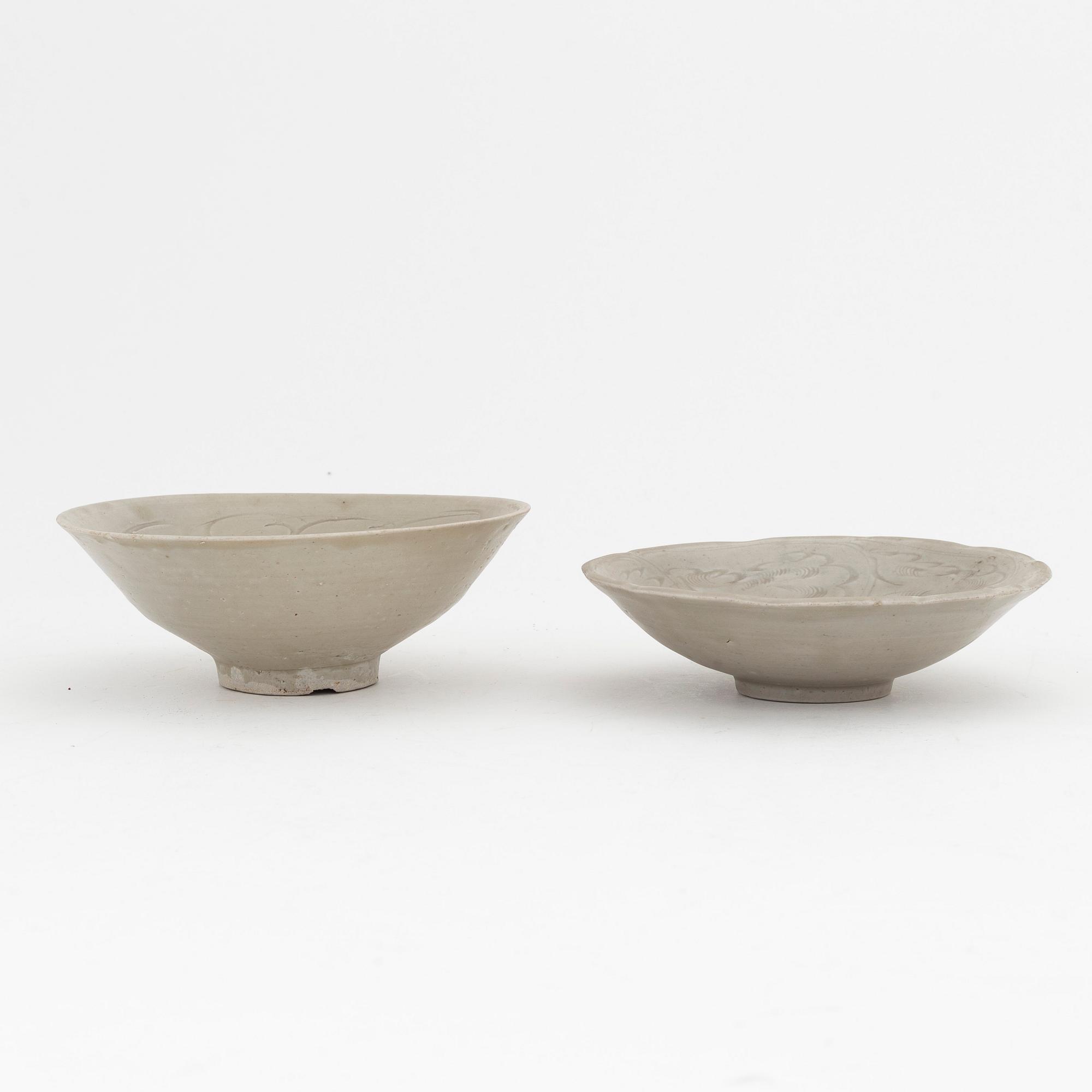 Two qingbai bowls, Song/Yuandynastin.