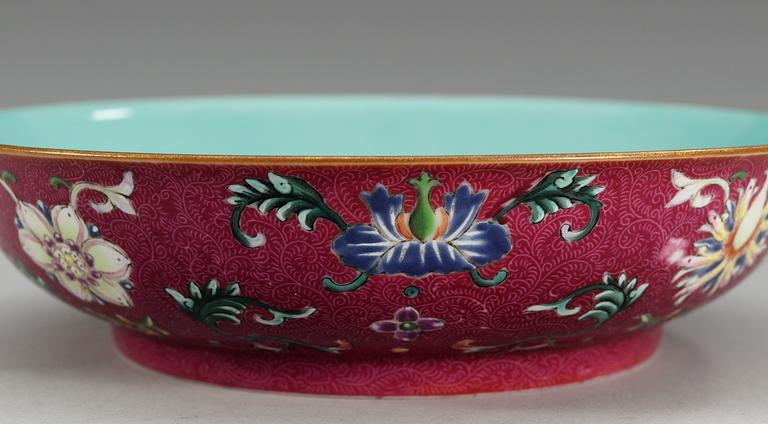 A famille rose dish, Qing dynasty (1644-1912), with Qianlong´s seal mark.