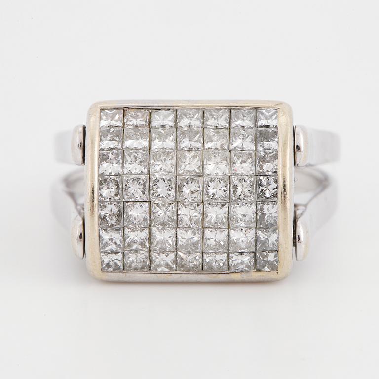 White gold, diamonds and sapphire ring.