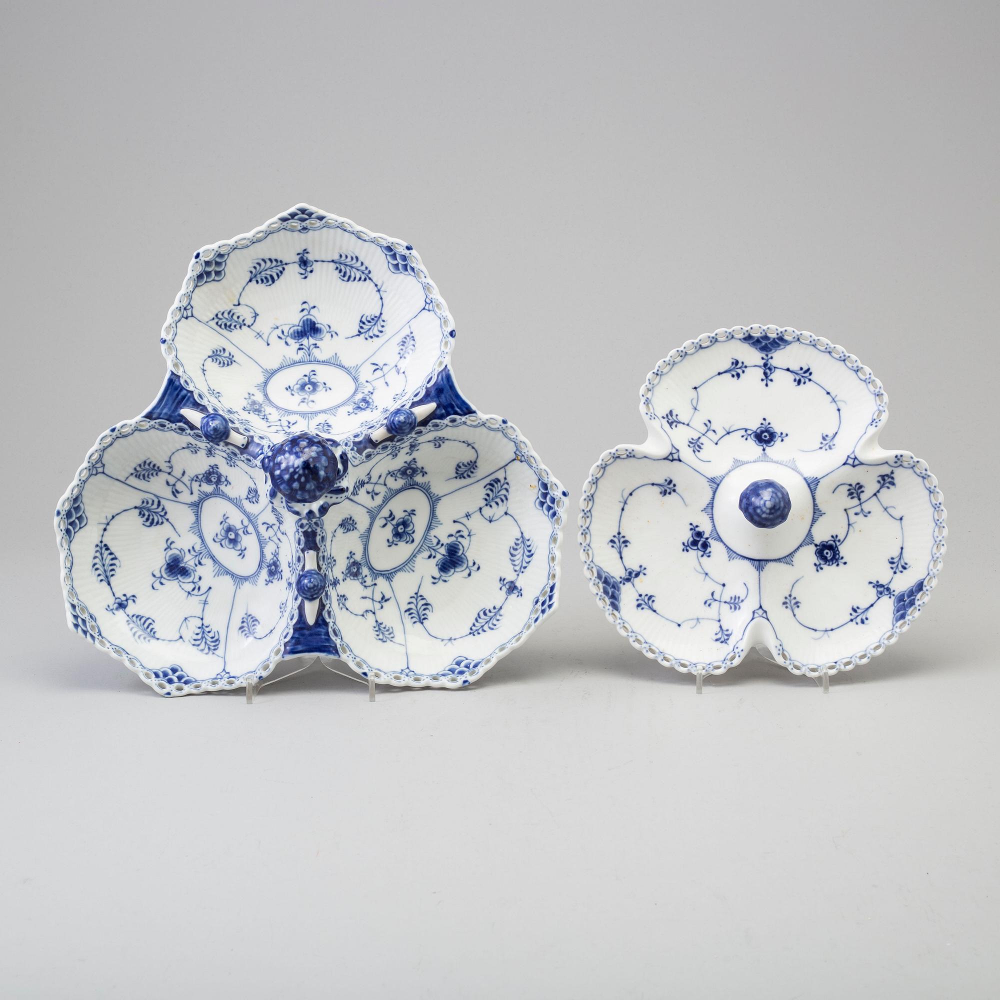 A 63 pcs porcelain service, 'Musselmalet', Helblond, Royal Copenhagen, Denmark, second half of the 20th century.