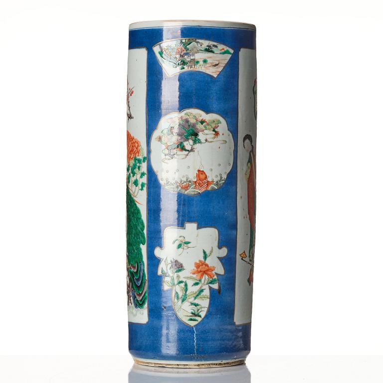 A large umbrella stand/vase, late Qing dynasty, circa 1900.