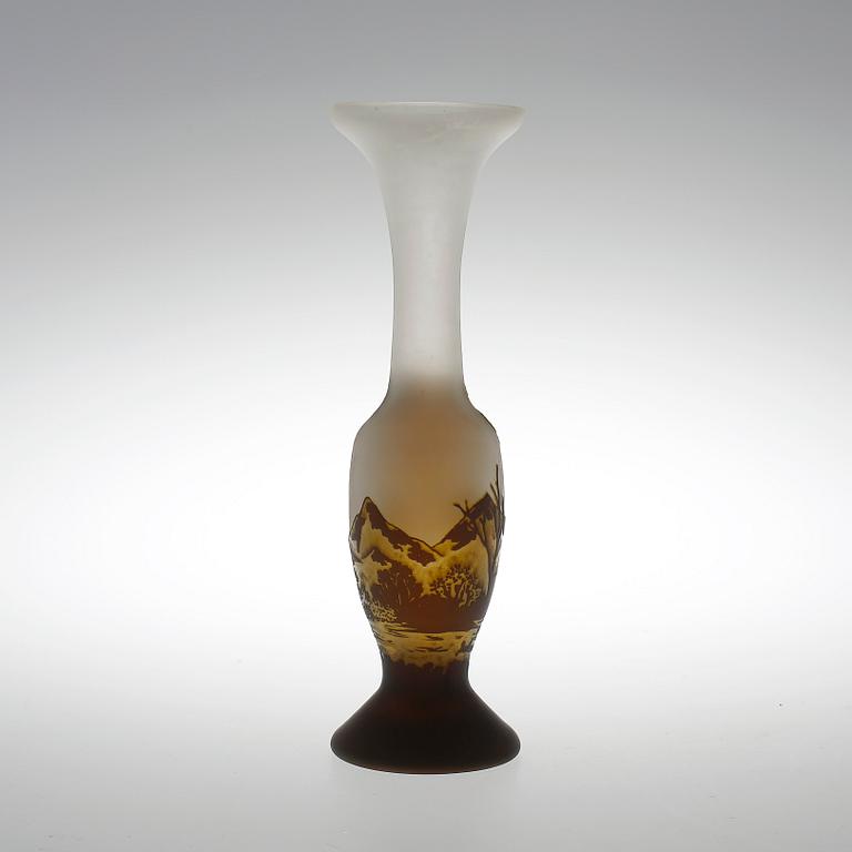VAS, glas, bär signatur, 1900-talets första hälft.