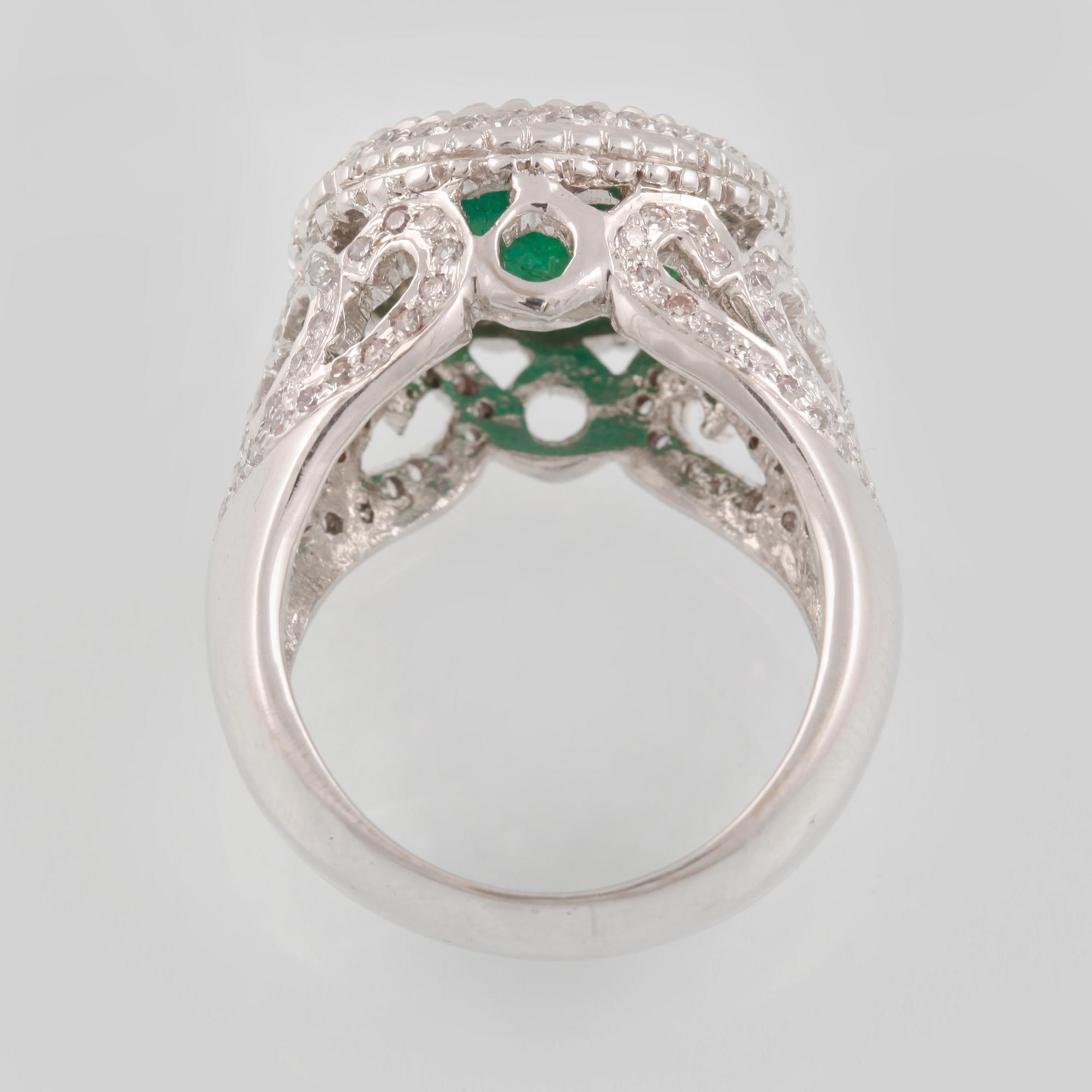 RING, 14K vitguld med ovalslipad smaragd 4.00 ct samt åttkantslipade diamanter 0.55 ct. Vikt 11,6 gram.