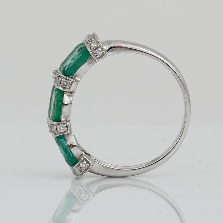 RING, 18K vitguld med ovalslipade, möjligtvis syntetiska smaragder, tot ca 1,98 ct samt små diamanter. Vikt ca 3,45 g.