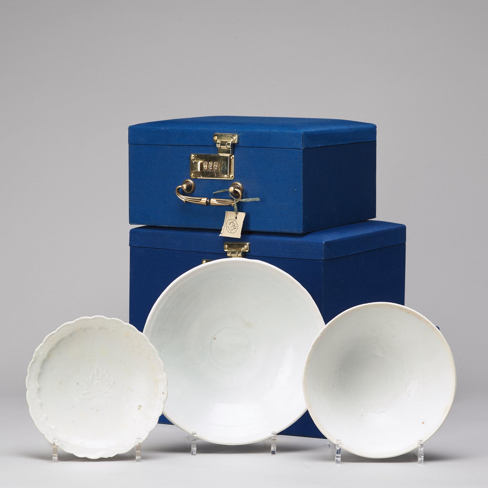 SKÅLAR, tre stycken, porslin. Sydostasien, troligen 1200/1400-tal.