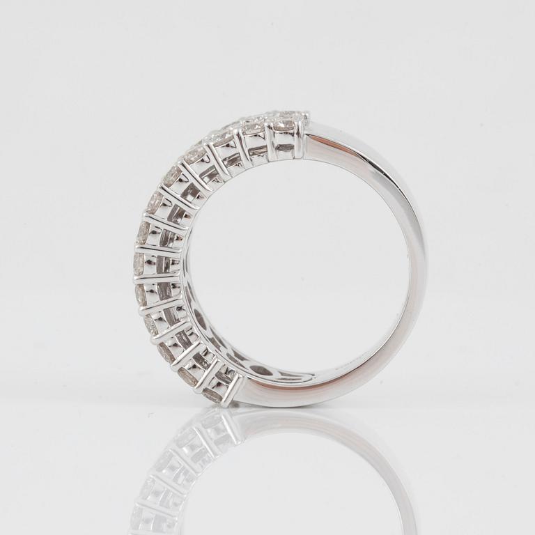 RING med baguette- och briljantslipade diamanter, cirka 3.60 ct.