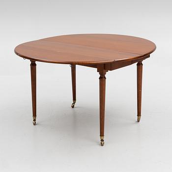 A mahogany veneer dining table, first half of the 20th Century.