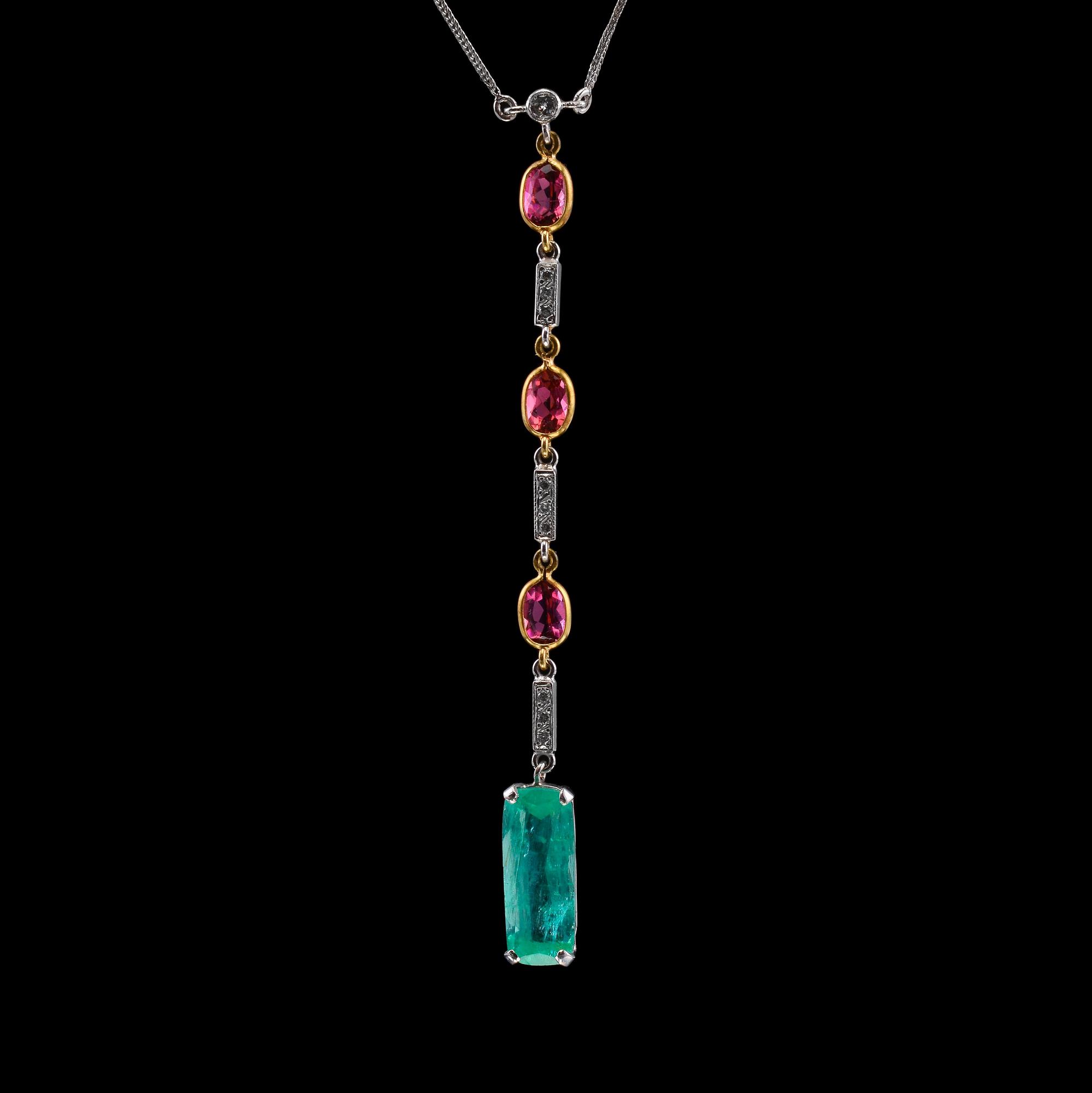 KAULAKORU, turmaliineja, smaragdi n. 4.3 ct. ja briljanttihiottuja timantteja n. 0.13 ct. Paino 5.8 g.
