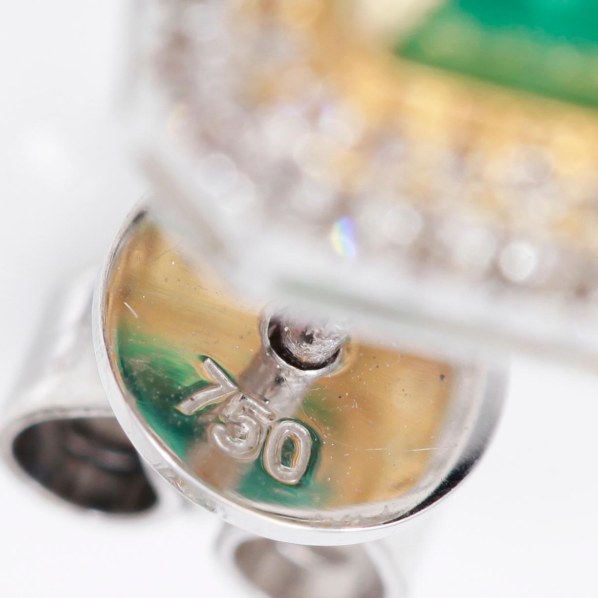 ÖRHÄNGEN, 1 par, diamanter totalt ca 0.39 ct. och smaragder totalt ca 2.53 ct.