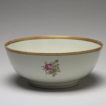 A pair of famille rose punch bowls, Qing dynasty, 18th Century.