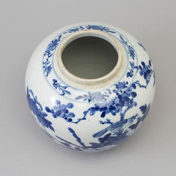 A blue and white porcelain jar, Qing dynasty, late 19th century.