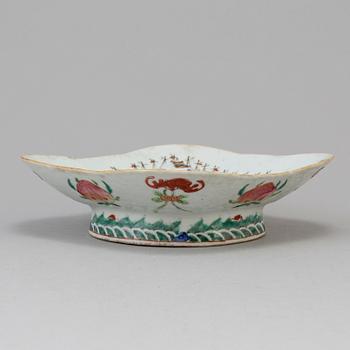 A Chinese famille rose porcelain footed dish, Qing dynasty, late 19th century.