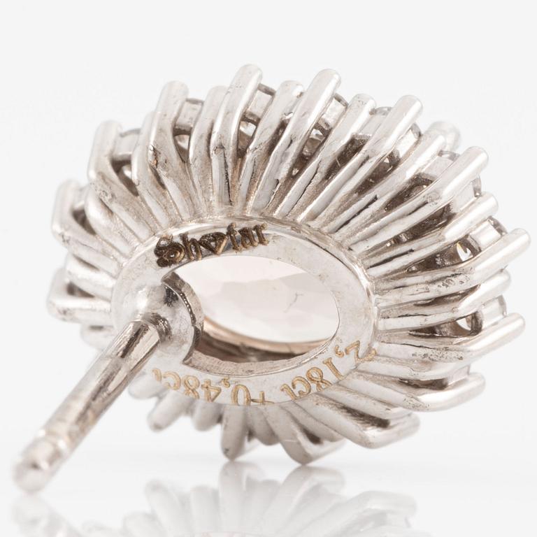 Örhängen med morganiter och briljantslipade diamanter.