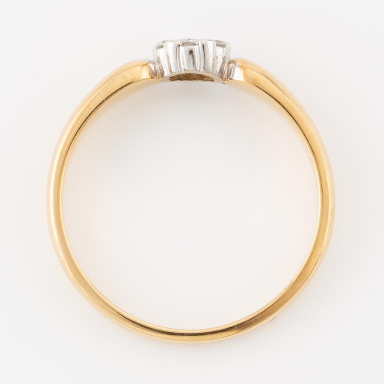 Ring, 18K gold with brilliant-cut diamonds.