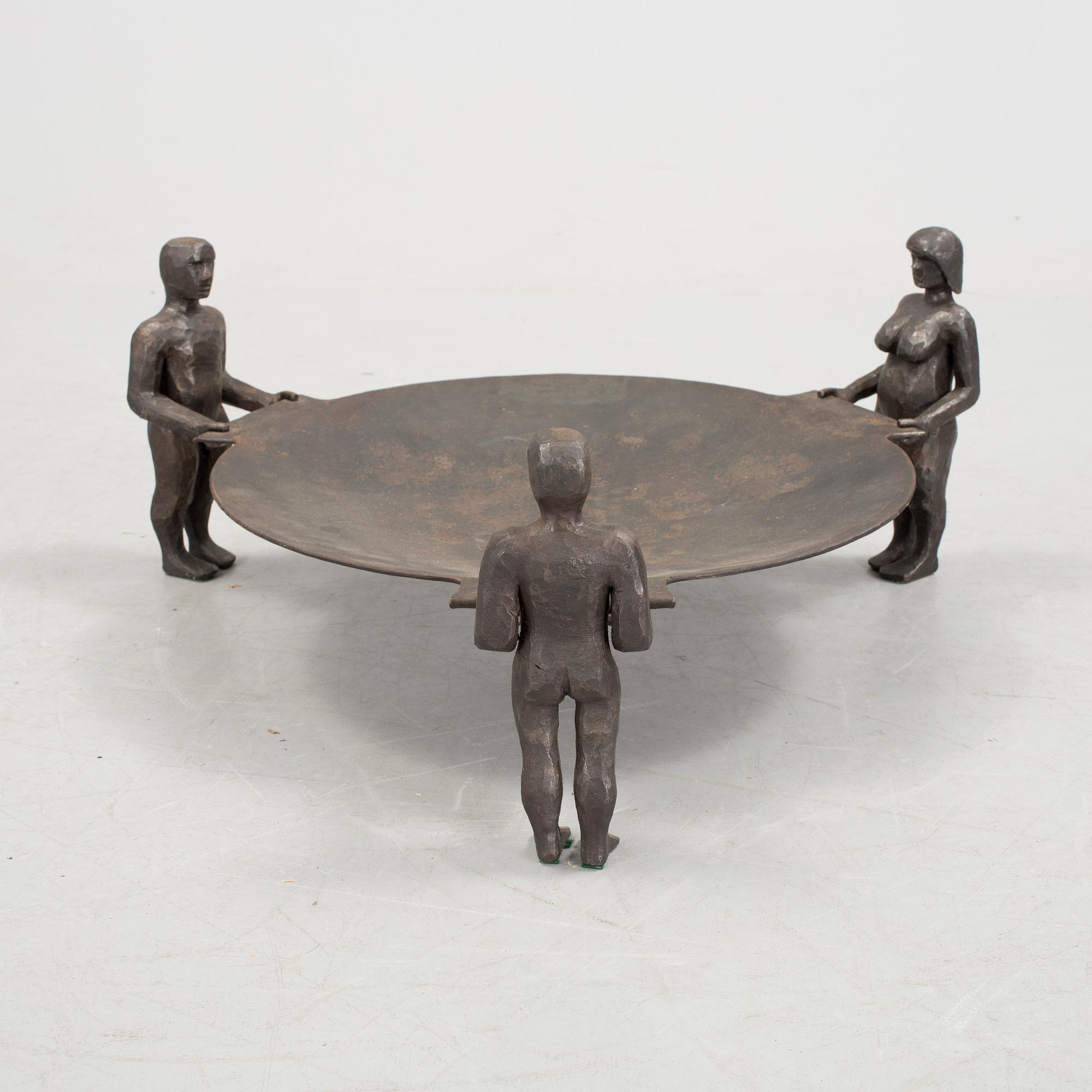 ERIK HÖGLUND, skulptur/skålfat, järn/smide, stämplad HÖGLUND. Lars KONSTSMIDE. L. Larsson.