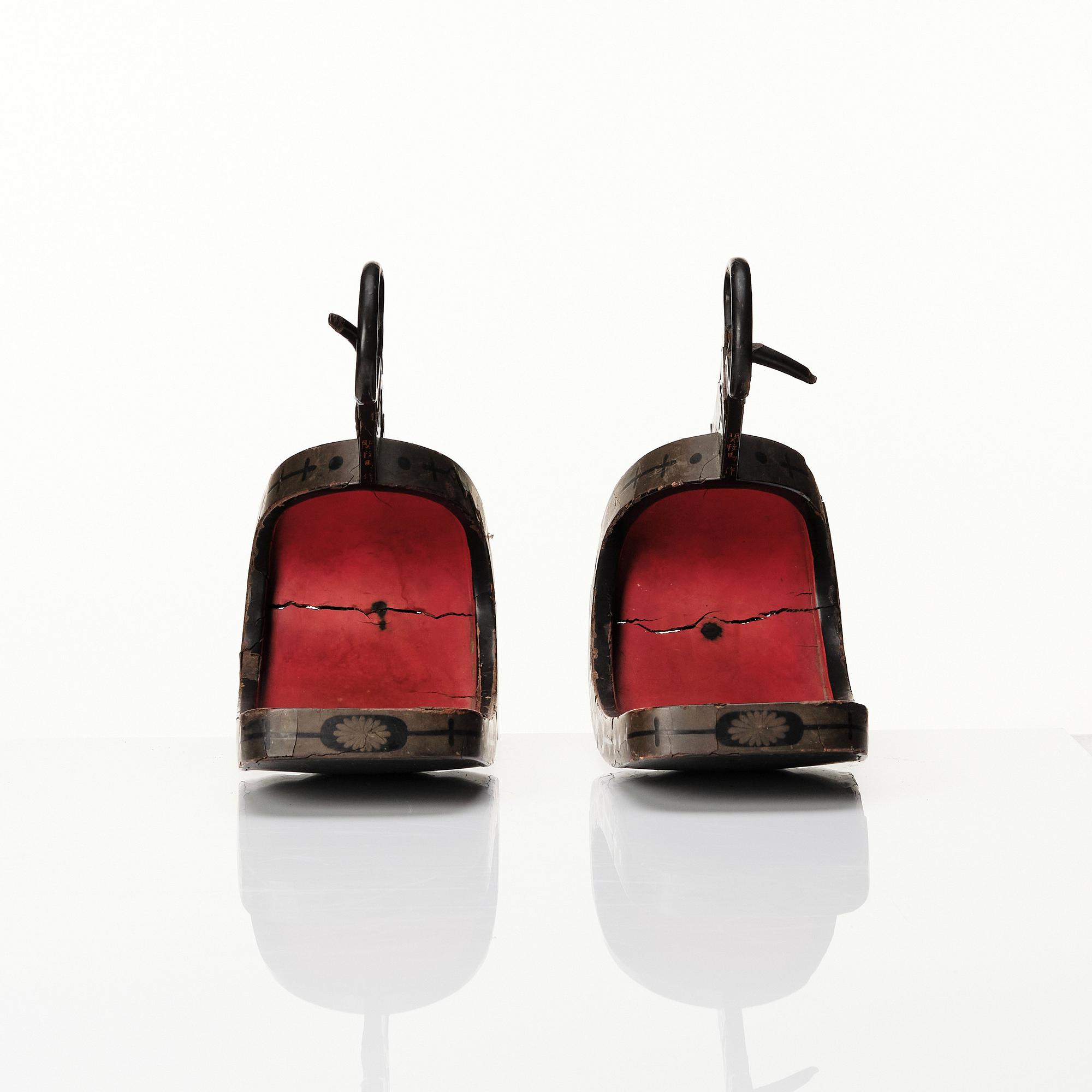 A pair of Japanese lacquered stirrups, Meiji period (1868-1912).