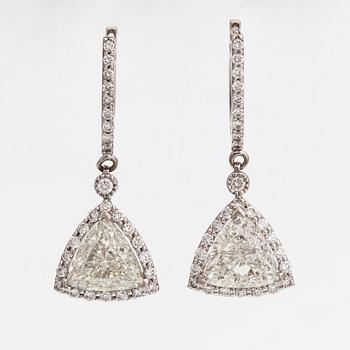 A pair of 18K white gold earrings with diamonds ca. 4.76 ct in total.