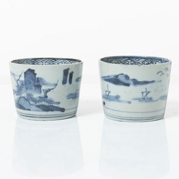 Koppar med fat, 2 stycken samt koppar, 2 stycken. porslin Kina 1700/1800-tal.