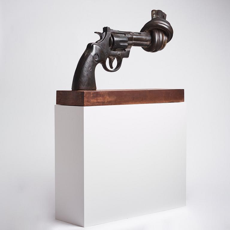 Carl Fredrik Reuterswärd, "Non-Violence".