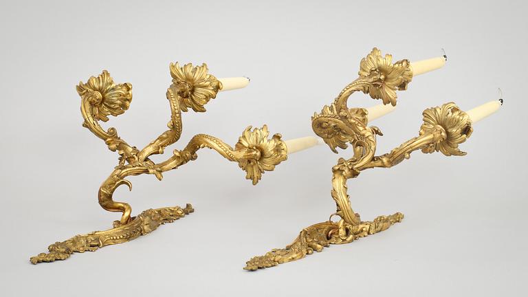 APPLIQUER, för tre ljus, ett par. Louis XV-stil, 1800-tal.