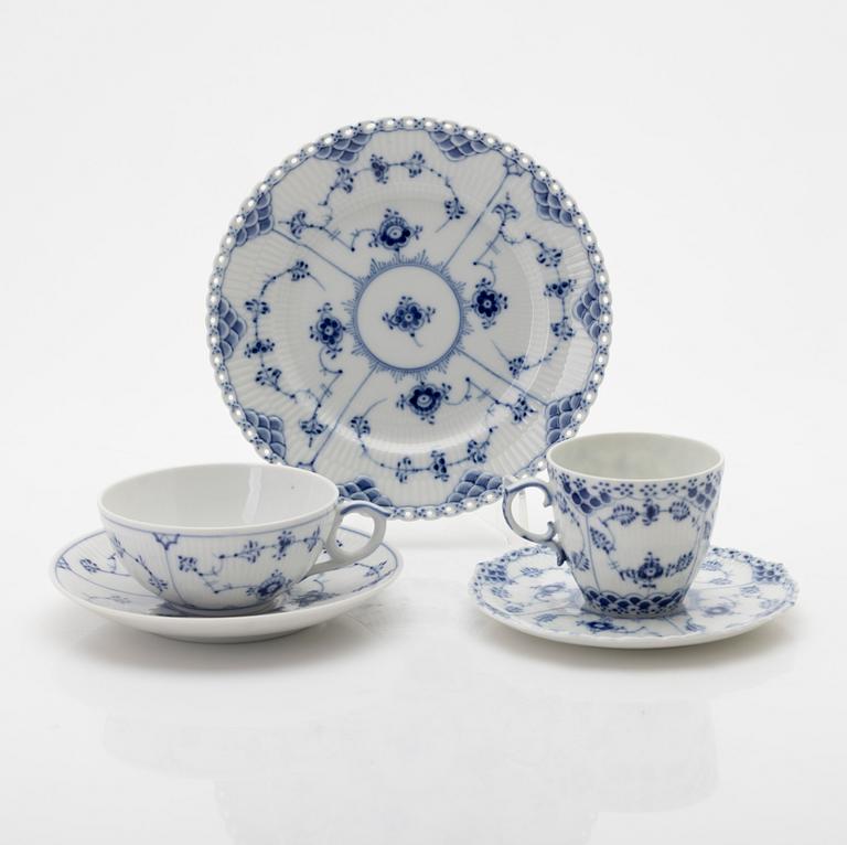 Royal Copenhagen, matservis, 68 delar, "Musselmalet", bland annat helblonde, Danmark.