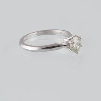 RING, 18K vitguld med briljantslipad diamant 1.03 ct. Vikt 3,6 gram.