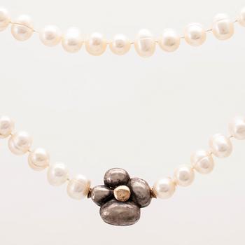 Collier odlade pärlor samt lås av silver och briljantslipad diamant.