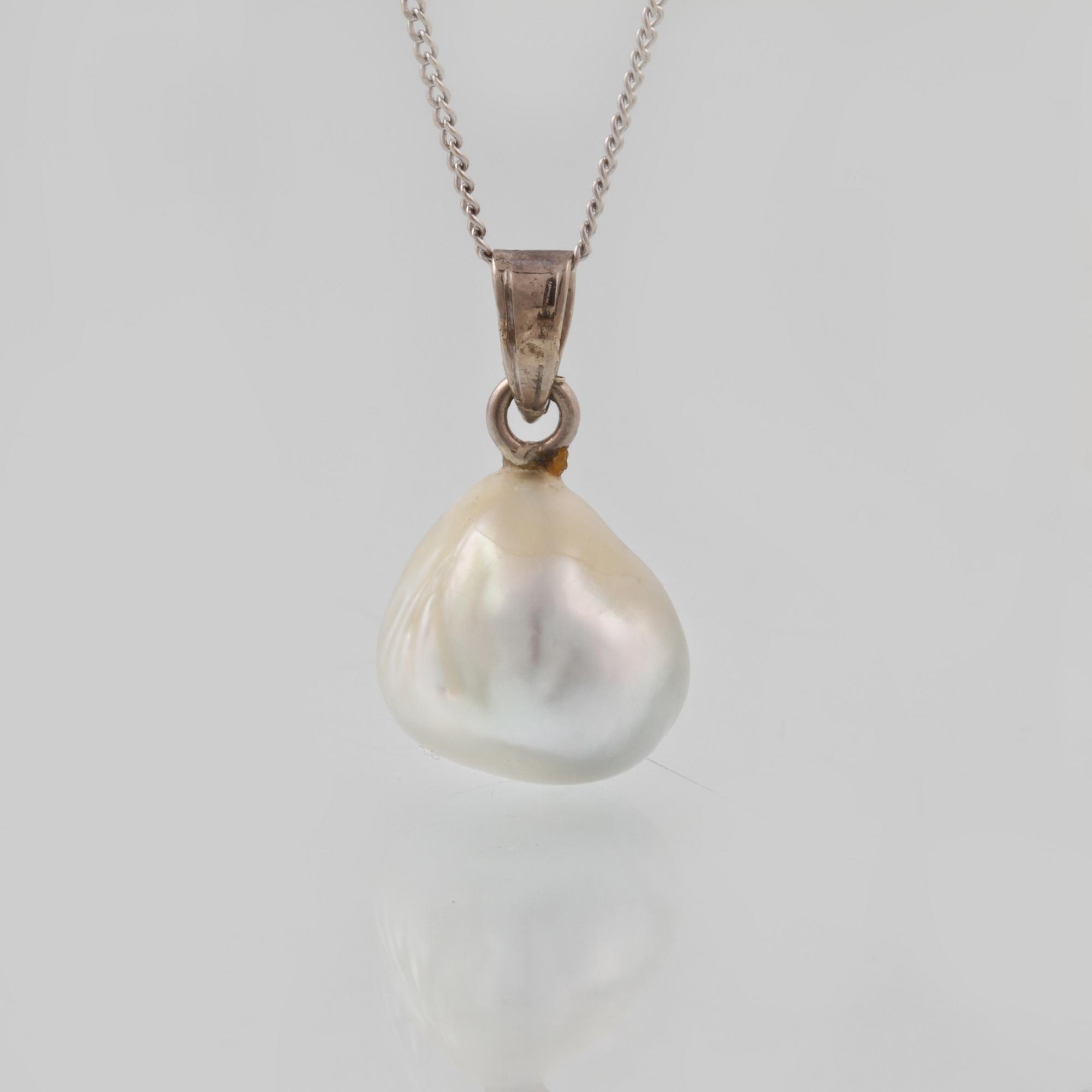 HÄNGE, 18K vitguld med odlad pärla. Vikt 3,1 gram.