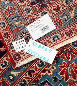 A Kashan carpet, c. 403 x 292 cm.