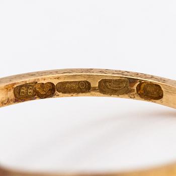 An 18K gold ring with a pearl and sapphires. Finland 1967.