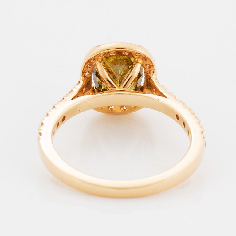2,16 ct cusion modified brilliant natural fancy brownish yellow diamond, with IGI-report.