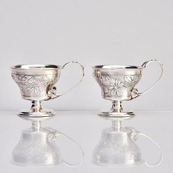 Teodor Werner & Co, ett par tekoppar med fat och skedar, silver, sannolikt Warzawa, 1899-1904.
