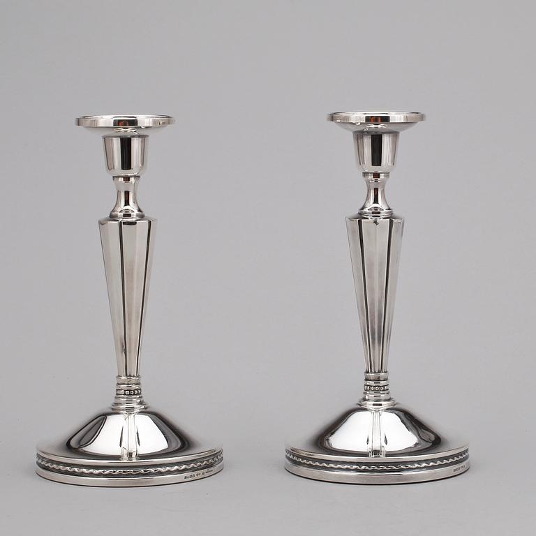 LJUSSTAKAR, ett par, silver, Eric Löfman, MGAB, Uppsala, 1974.