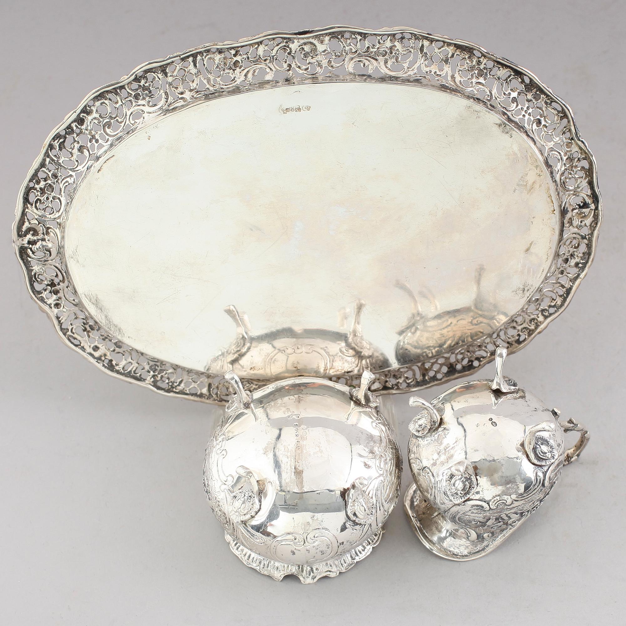 SOCKERSKÅL, GRÄDDKANNA SAMT BRICKA, snarlika, silver, svenska importstämplar, 1900-talets mitt. Vikt ca 318 gram.