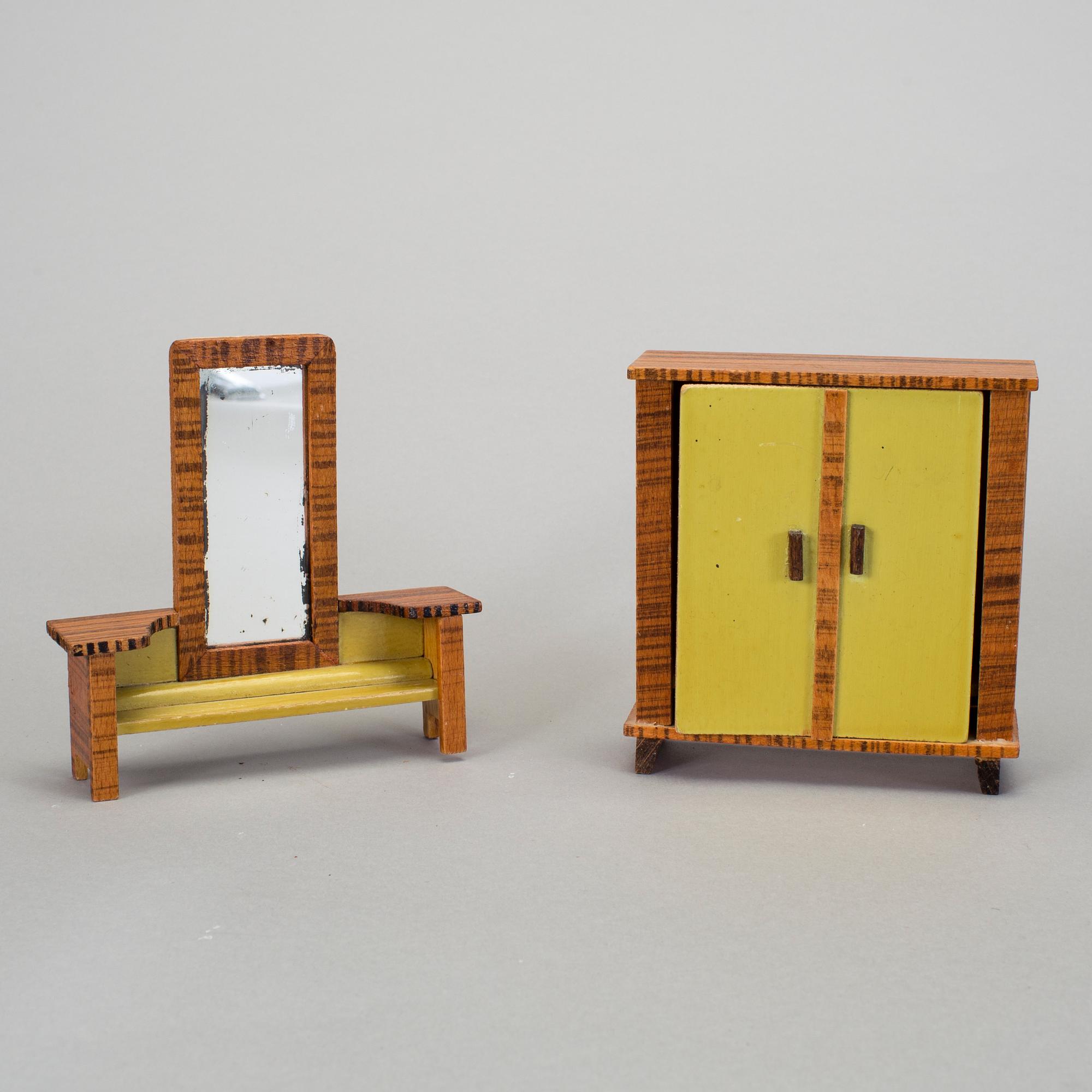 A lot of 11 pieces of doll house furniture probably by Paul Hübsch 1930/40s.