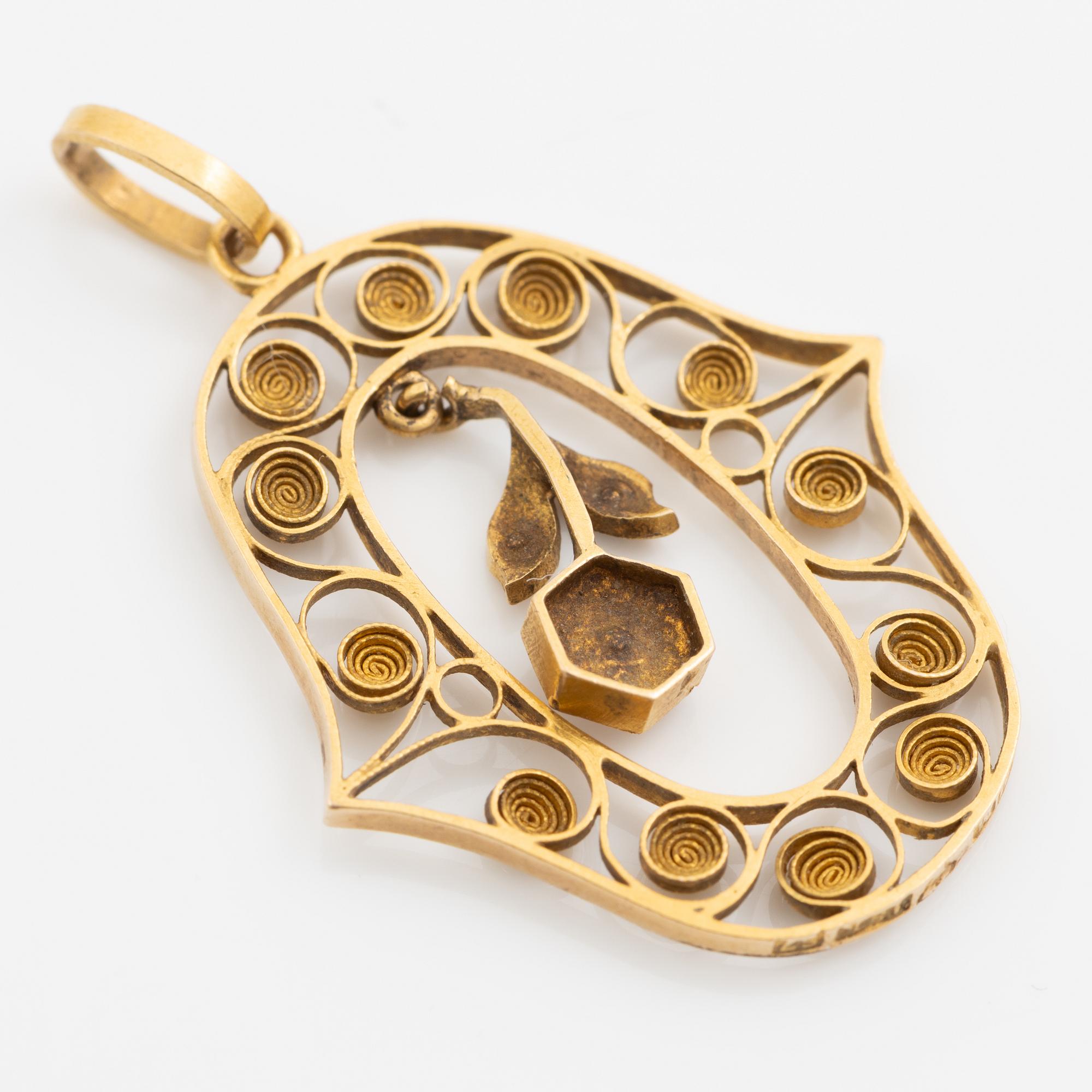 Pendant 18K gold filigree with pearls.