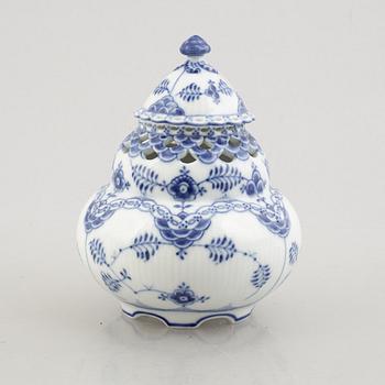 A porcelain "Blue fluted Full Lace"/"Musselmalet", Potpourri jar with cover, Royal Copenhagen, model 1186, 1920's/30's.