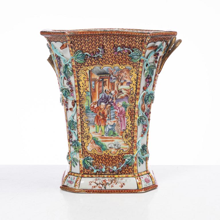 Tulpanvas, porslin, s.k. 'Rockefeller-pattern', Qingdynastin, Qianlong (1736-95).rockefeller.