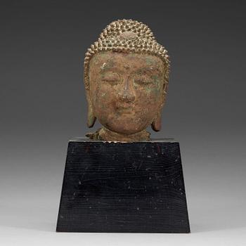 81. A bronze head of buddha, Ming dynasty (1368-1644).