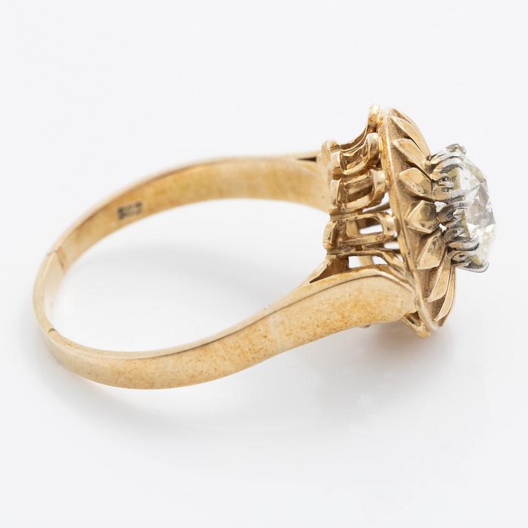 Ring, 14K gold, with an old-cut diamond of approximately 2 ct.