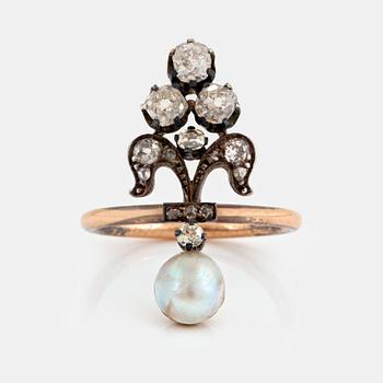 958. A 14K gold and silver ring set with a pearl ca 6.5 mm and old- and rose-cut diamonds.