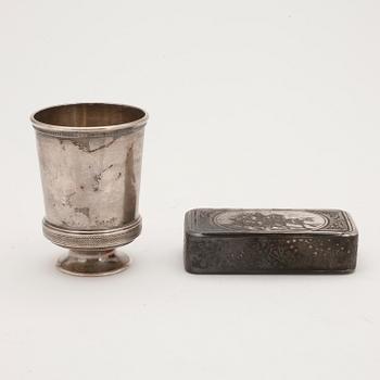 BÄGARE SAMT DOSA. Silver. Ryssland. Tot ca 136 g.