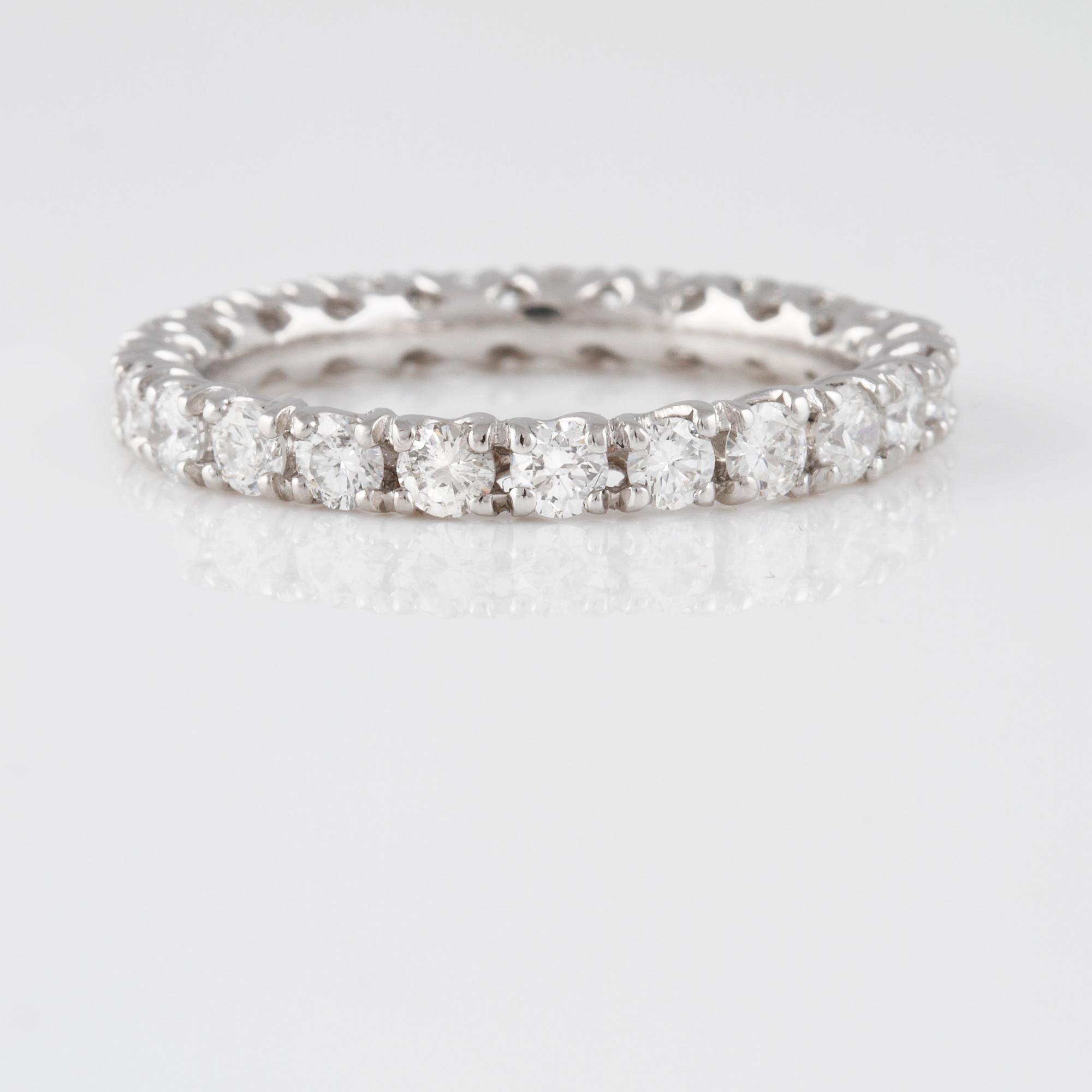 RING, 18K vitguld med briljantslipade diamanter ca 1.41 ct. Vikt 2,0 gram.