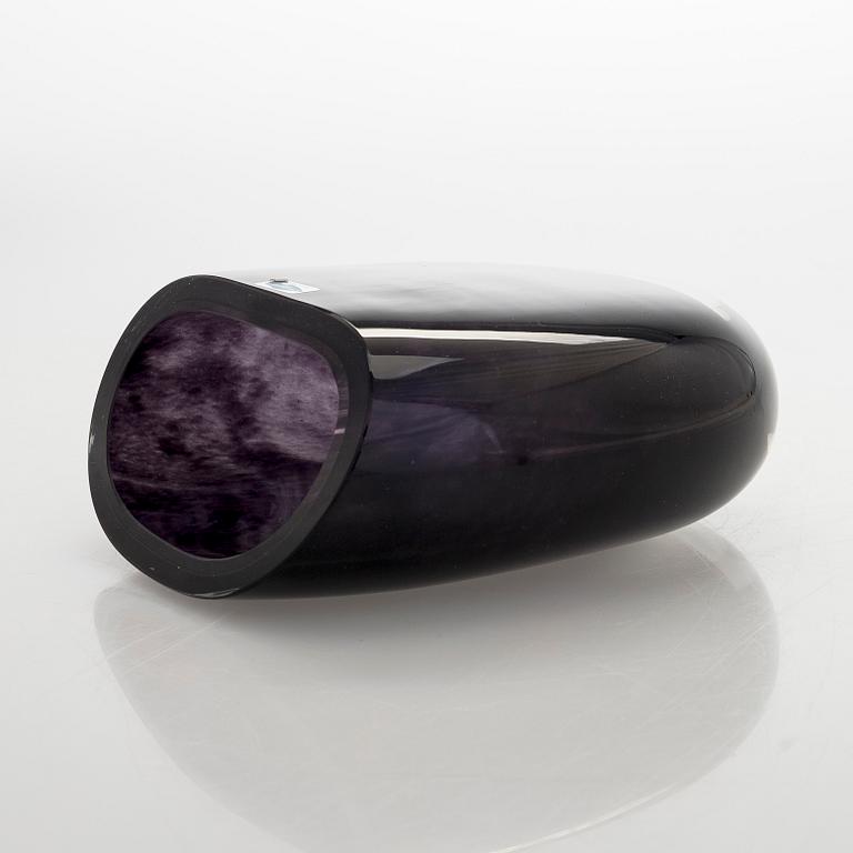 Kerttu Nurminen, vas, signerad K. Nurminen Nuutajärvi.