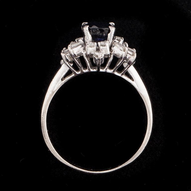 RING, 18K vitguld, fasettslipad safir 1,60 ct, diamanter. Vikt 4,75 g.