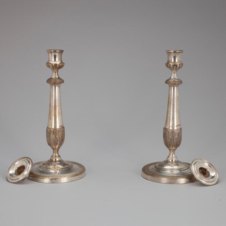 LJUSSTAKAR, ett par, försilvrad mässing, empire, 1800-talets första hälft.