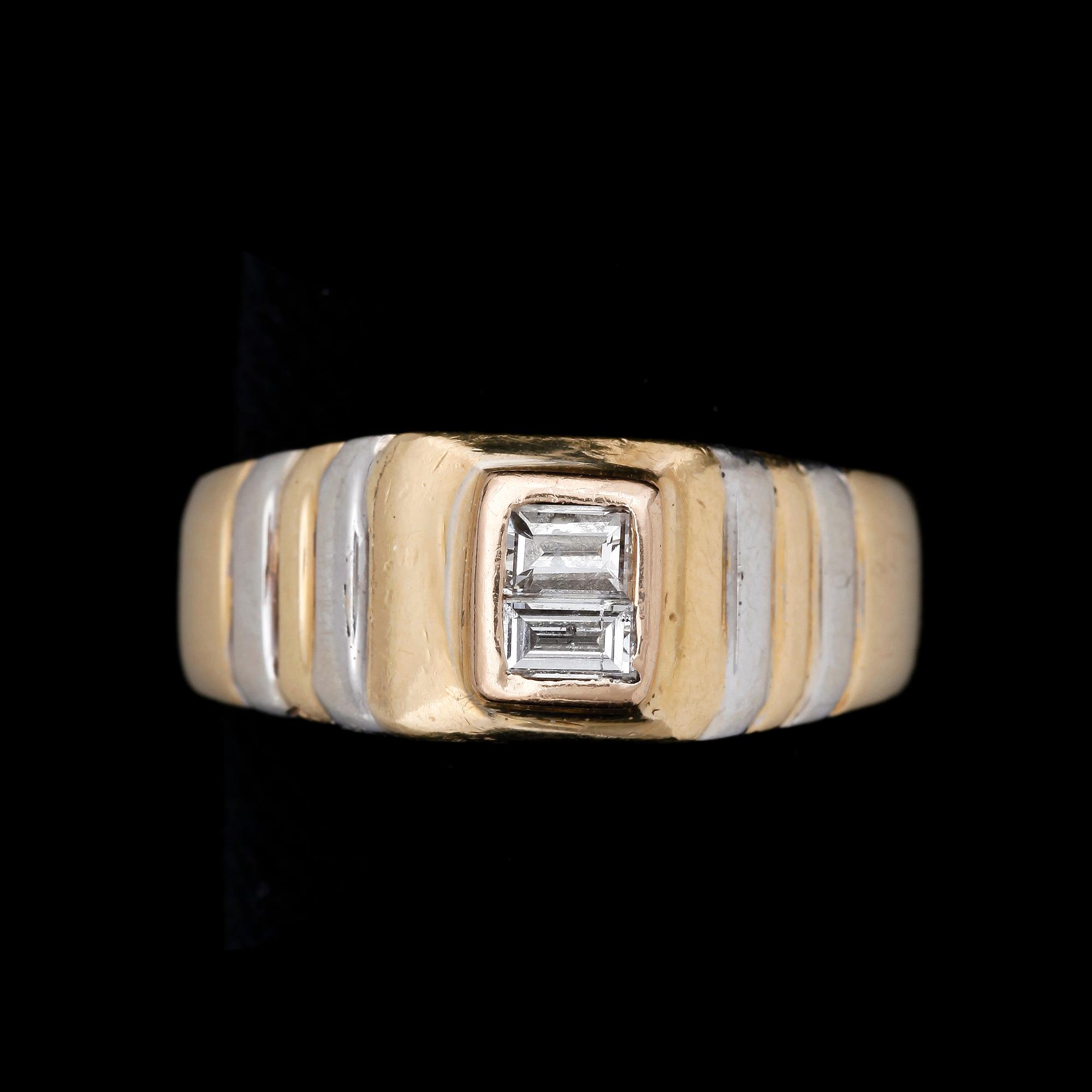 RING, 18k guld med två baguetteslipade diamanter. Tot vikt ca 7,9g.